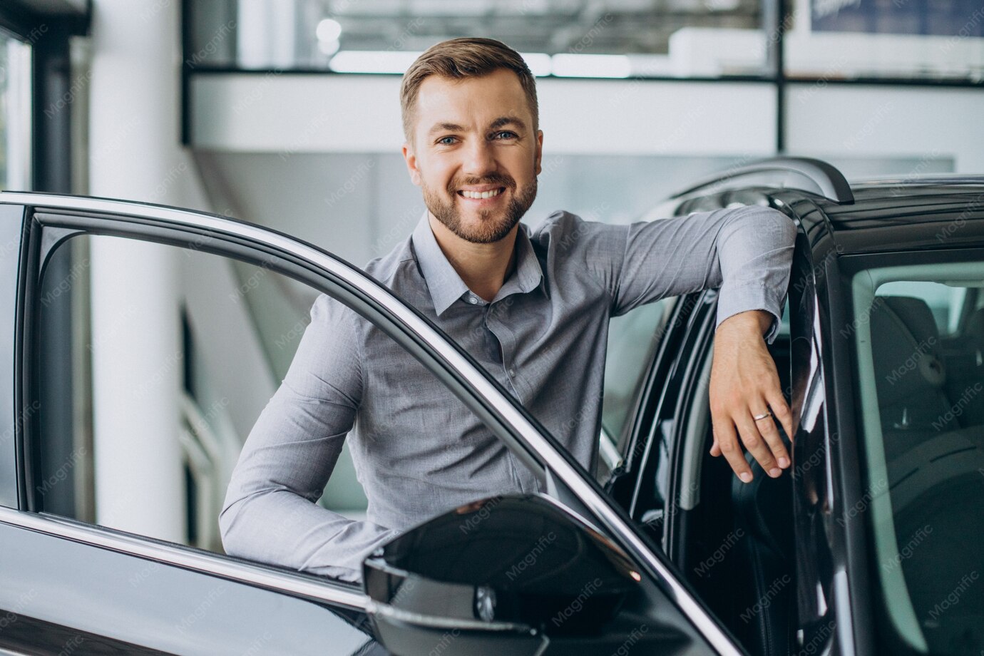 Escritório de atendimento da Brumavel Motors com balcão de check-in de veículos
